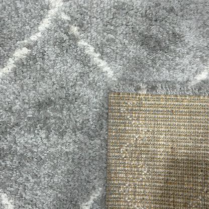 Cream and Grey 3D Shaggy Carpet, 120 x 170 cm - Soft and luxurious home decor, showing the border of the carpet.